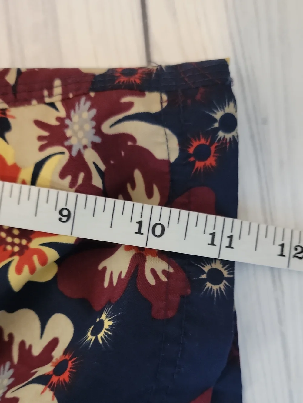 No Boundaries Navy Floral Swim Shorts Red & Yellow Accents Mens Size Waist 34